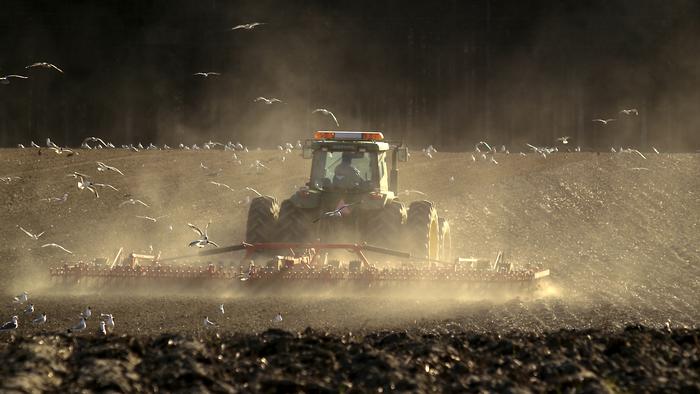 En traktor kör över en åker