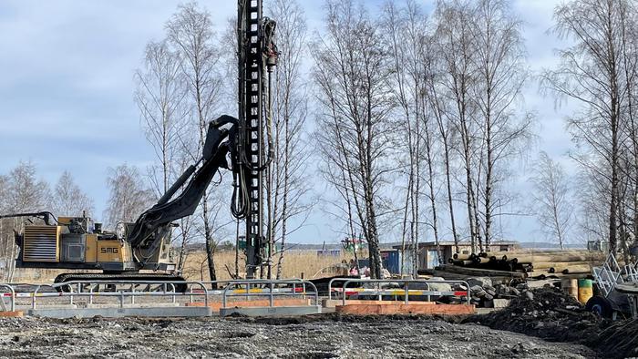 Maskin arbetar vid reningsverk