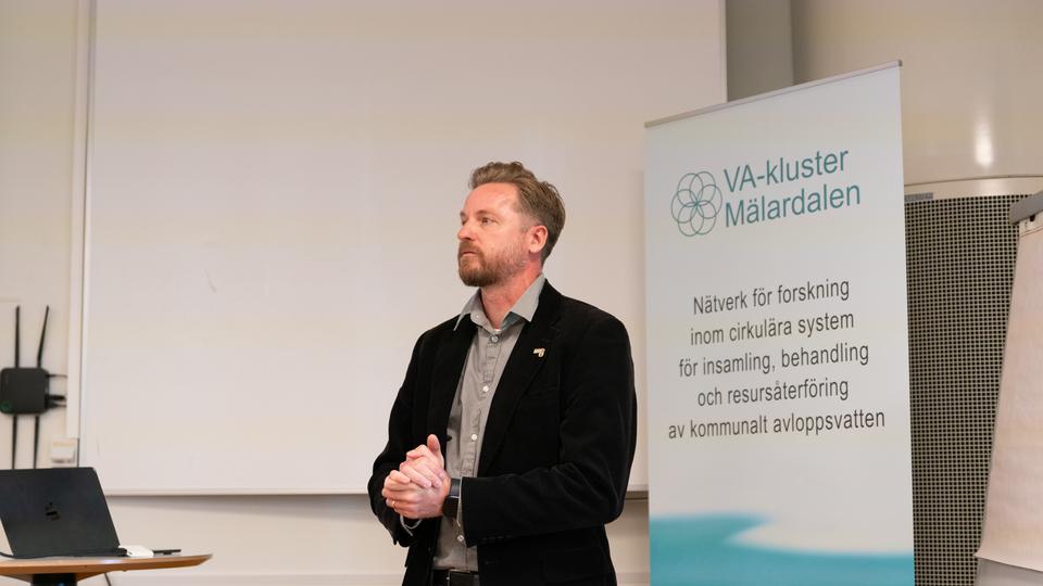 Sebastian Schwede håller presentation