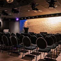 Ett konferensrum med stolar