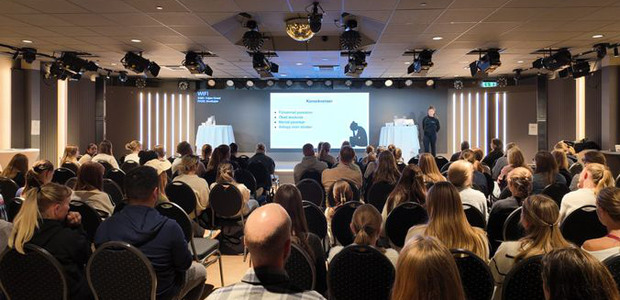 Ett konferensrum med åhörare